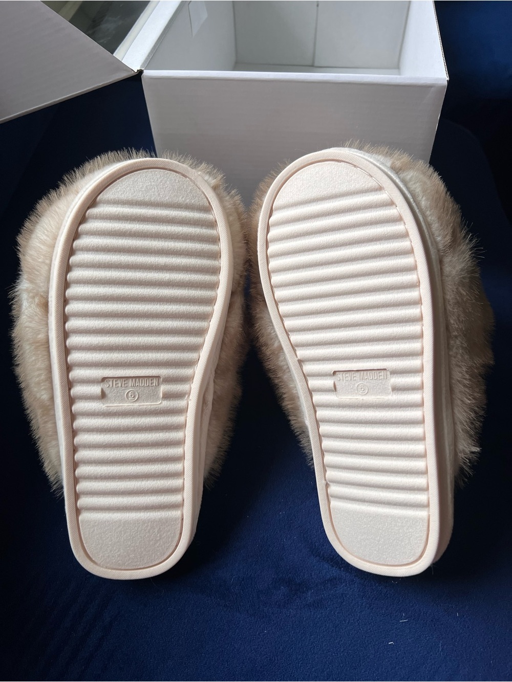 Steve Madden Cream Poof Faux Fur Mule Slippers New in Box - Picture 9 of 10